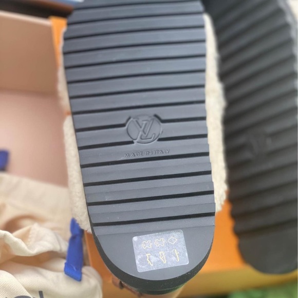 Worn a couple or if times authentic LV furry slides - Picture 4 of 4